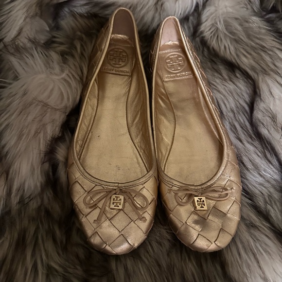 Tory Burch gold leather weave flats. Good overall condition. Match with purse! - Picture 8 of 10